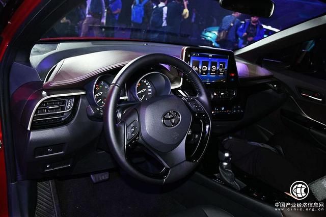 有顏值偏靠實(shí)力，豐田C-HR、奕澤IZOA強(qiáng)勢(shì)攪局小型SUV市場(chǎng)