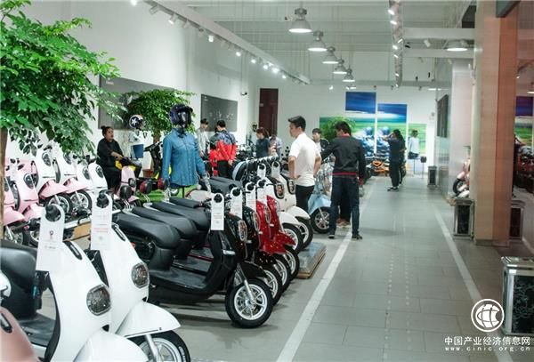 雅迪“雙?！本烤褂卸嗯?？“電池15月?lián)Q新，一年丟車包賠”！