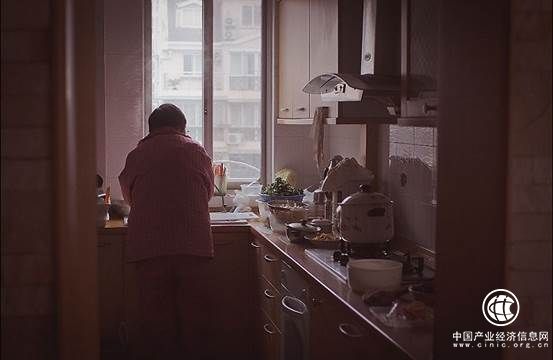 奉獻無“煙”的愛，力巨人集成灶用心打造媽媽的無煙廚房