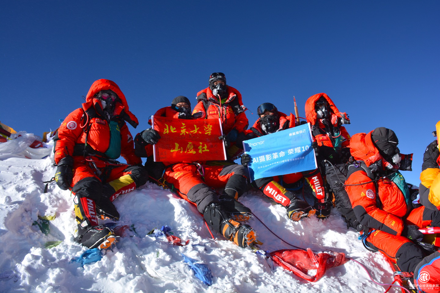 第一臺登頂珠峰的AI手機，榮耀10伴北大山鷹社成功登頂珠峰