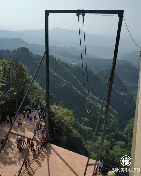 重慶18米懸崖秋千驚動(dòng)英國(guó)和抖音 奧陶紀(jì)景區(qū)稱(chēng)很安全