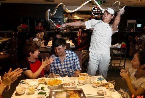 海底撈供應鏈調查  一鍋紅湯“養(yǎng)活”10多家關聯(lián)公司