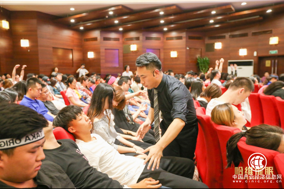 不知道什么是催眠術(shù)？哈維老師喊你來看《盜夢(mèng)空間》