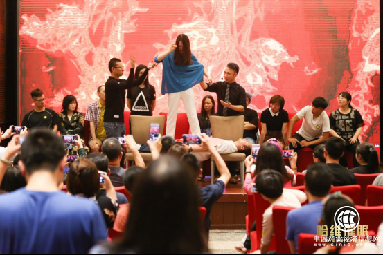 不知道什么是催眠術(shù)？哈維老師喊你來看《盜夢(mèng)空間》