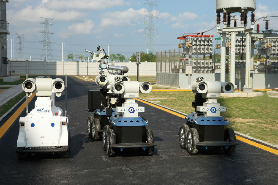 同時(shí)投入四個(gè)智能機(jī)器人 南方電網(wǎng)“最聰明”變電站對外輸電