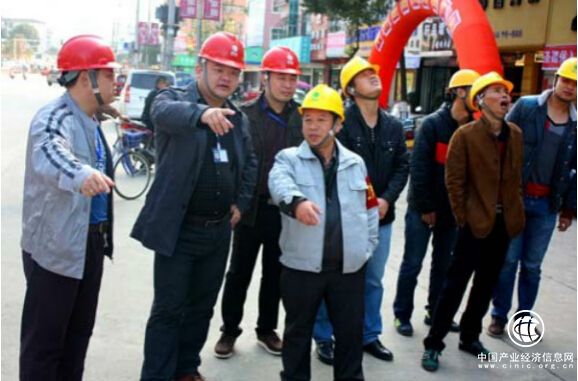 在作風(fēng)轉(zhuǎn)變中改進(jìn)工作，在工作改進(jìn)中轉(zhuǎn)變作風(fēng)