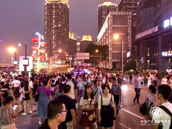 端午節(jié)重慶旅游再上“熱搜” 洪崖洞奧陶紀(jì)等網(wǎng)紅景區(qū)火而不亂