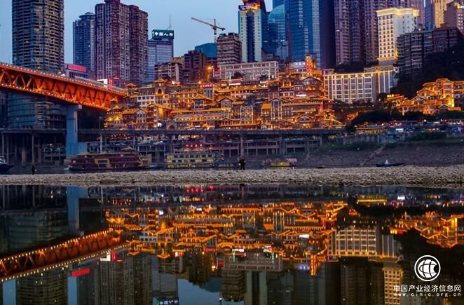 暑期哪里旅游？到重慶洪崖洞奧陶紀等景區(qū)打卡