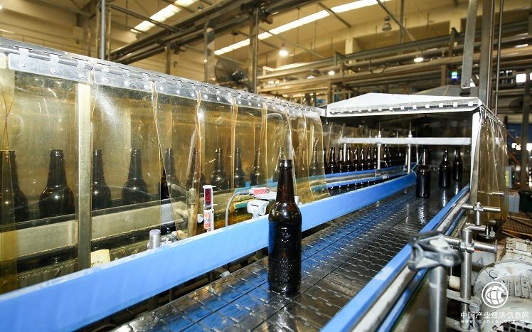百威生產(chǎn)線的EBI電子驗(yàn)瓶機(jī)能識別出缺陷瓶并將其從生產(chǎn)線中自動剔除.jpg