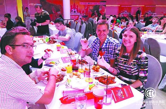 后世界杯小龍蝦“高溫不降”，揭秘明星青睞紅小廚背后的秘密？