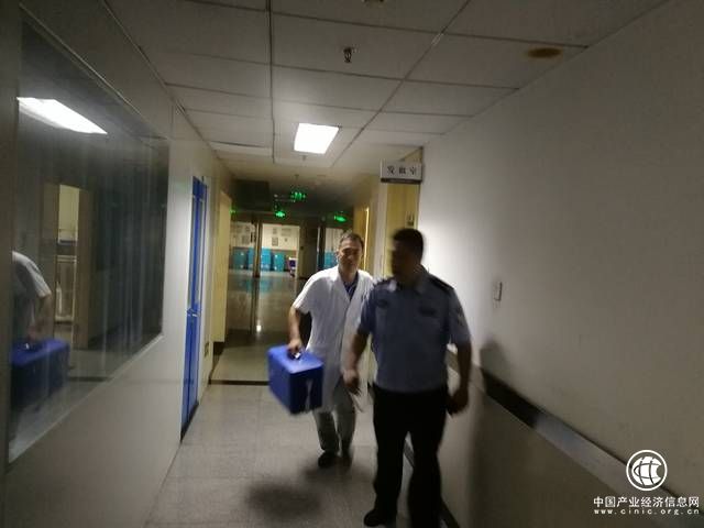 一個半小時，他們狂奔近100公里從死神手里奪回“熊貓血”產(chǎn)婦