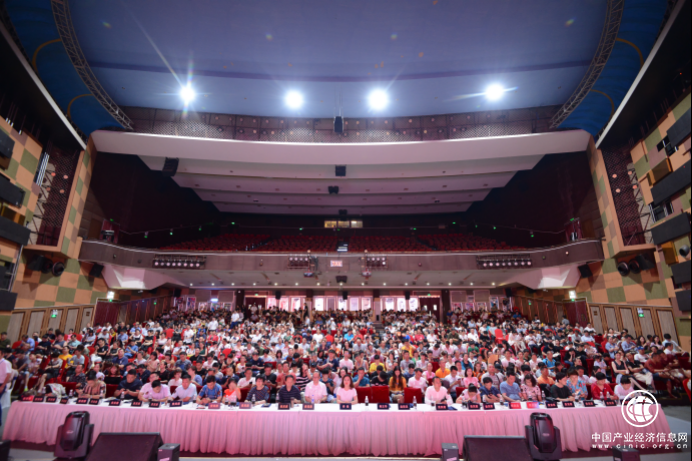 犒賞生活滋養(yǎng)心鄉(xiāng) 簡一攜手楊立華論道哲學人生