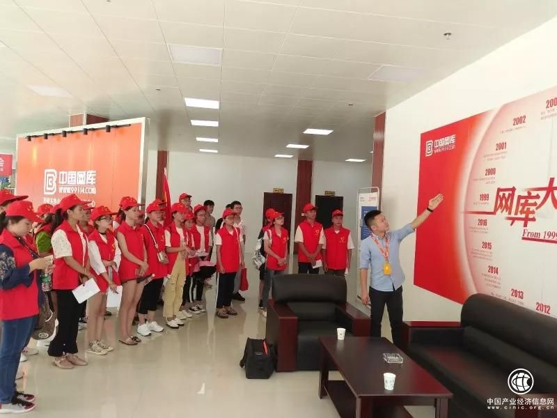 30多名大、中學(xué)生參觀那坡本地農(nóng)產(chǎn)品及特色商品