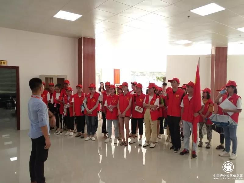 30多名大、中學(xué)生參觀那坡本地農(nóng)產(chǎn)品及特色商品