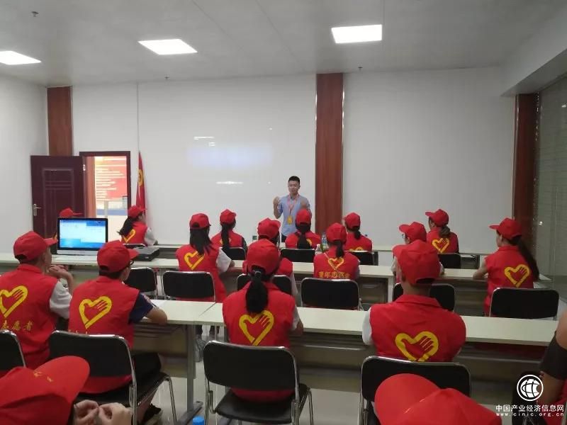 30多名大、中學(xué)生參觀那坡本地農(nóng)產(chǎn)品及特色商品