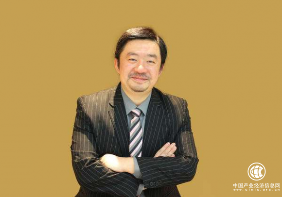 遠渡美國，25歲回國創(chuàng)業(yè)，如今是傳媒界大亨