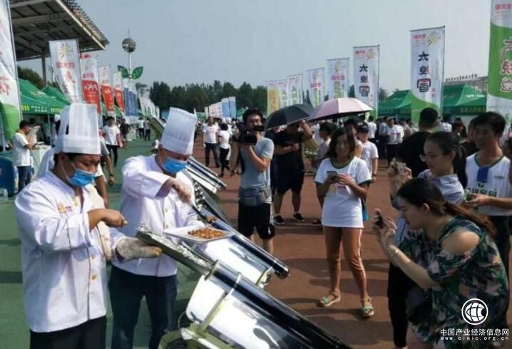 皇明欲3年合作建設(shè)百個太陽能吃貨小鎮(zhèn)