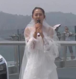 女富二代玻璃棧道求婚 男友膽小拒百萬(wàn)現(xiàn)金豪車(chē)(圖)