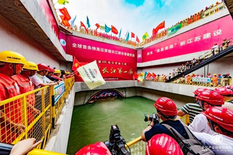 中國鐵建設(shè)計施工全球首條特高壓穿越長江隧道貫通