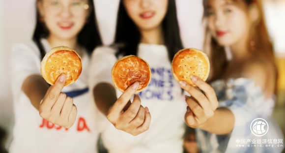 多穗麥吉：2018中秋鮮烤酥皮老月餅和網(wǎng)紅超級(jí)月亮最配