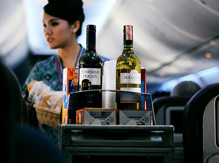 航空公司取消免費餐 以后坐飛機真要帶泡面了？