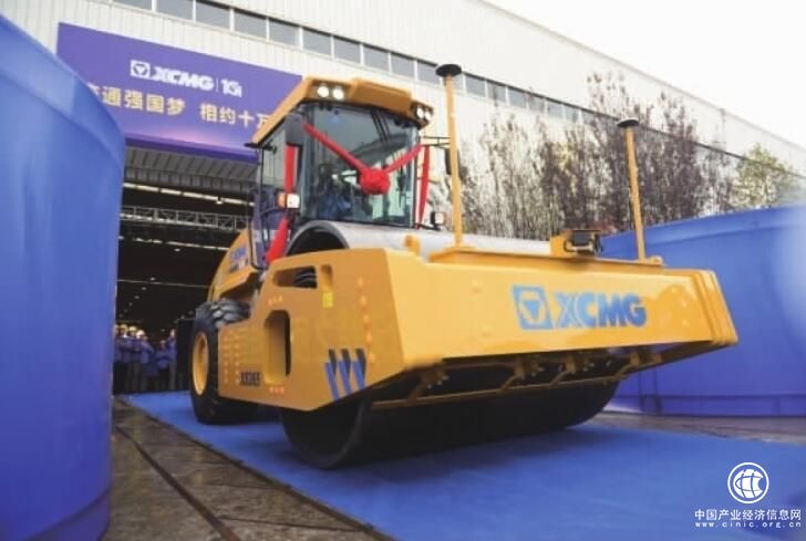 徐工第十萬臺壓路機(jī)下線