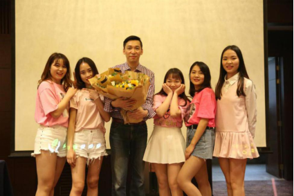 （中和應(yīng)泰員工在邊風(fēng)煒生日當(dāng)天進行快閃表演）