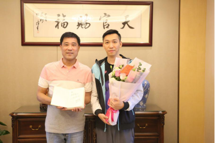 （《邊學(xué)邊賺》第一期班長王震在邊風(fēng)煒家中合影）