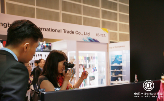 美顏秘笈再次引爆香港COSMOPACK亞太區(qū)美容展,吸睛全場(chǎng),更是現(xiàn)場(chǎng)簽起國(guó)際訂單