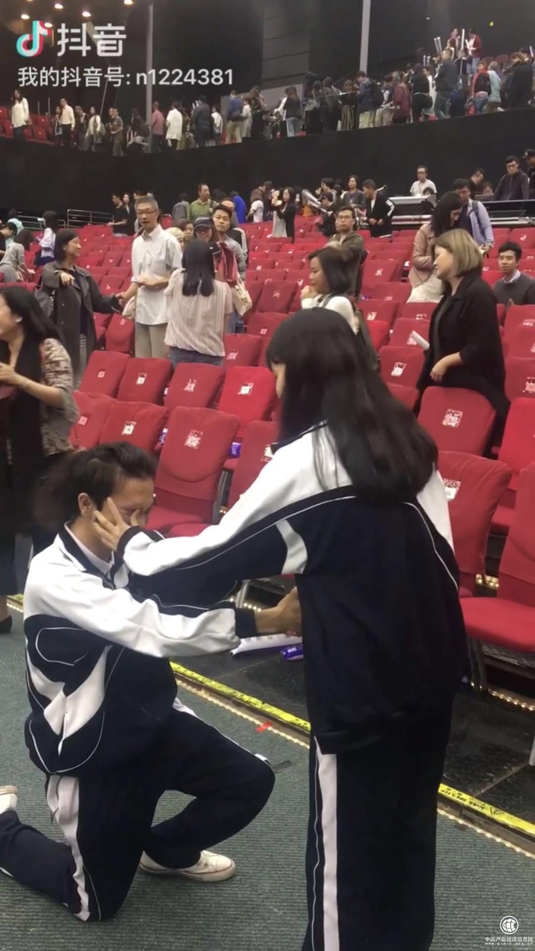 嫁給我還沒說出口就放聲痛哭！孫耀威歌迷用DR鉆戒求婚，演唱會上感動眾人