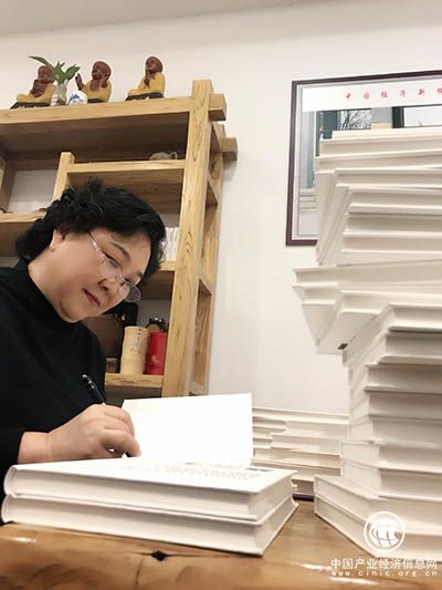 《縣域經(jīng)濟(jì)可持續(xù)發(fā)展十二解》一書(shū)正式出版發(fā)行