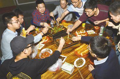 探問夜間消費(fèi)：深耕夜宵市場，潛力還有多大？