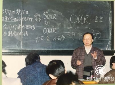 “致敬40年”：青花郎專訪人大商學院教授鄧榮霖