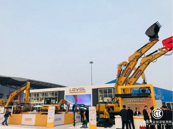 科技創(chuàng)新 智能引領(lǐng) 雷沃工程機械攜十款熱銷機型亮相寶馬展