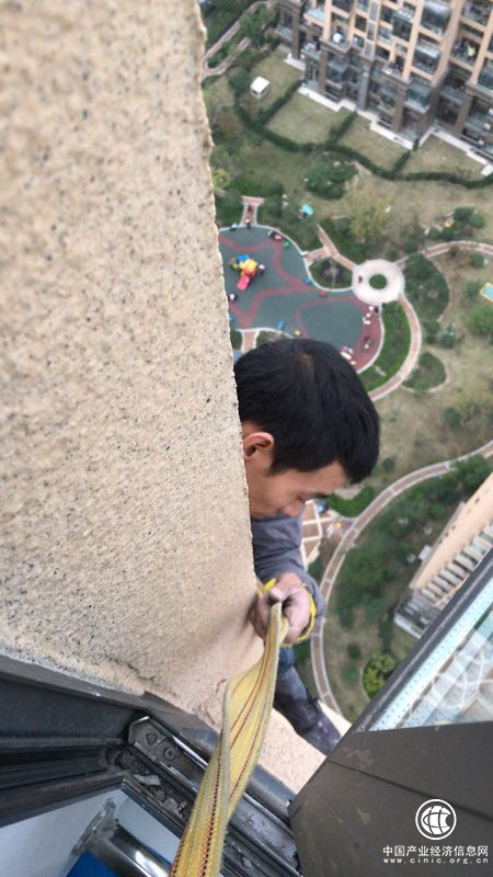 雙十二空調(diào)安裝迎來高峰 工程師冬季30層高樓作業(yè)