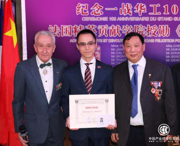 法國表彰唐悉文杰出貢獻 授予“法國精英貢獻勛章”
