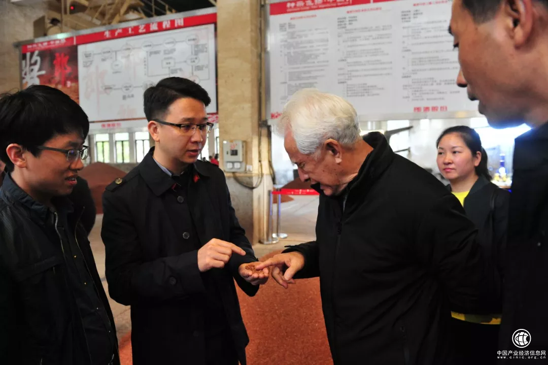 再續(xù)“美酒河”新傳奇 郎酒基地迎來(lái)白酒大師季克良到訪(fǎng)