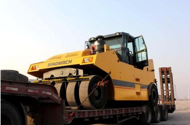 國機重工洛陽公司大噸位壓路機發(fā)車非洲