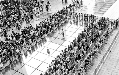 網(wǎng)紅店排隊(duì) 有托兒還是真火？