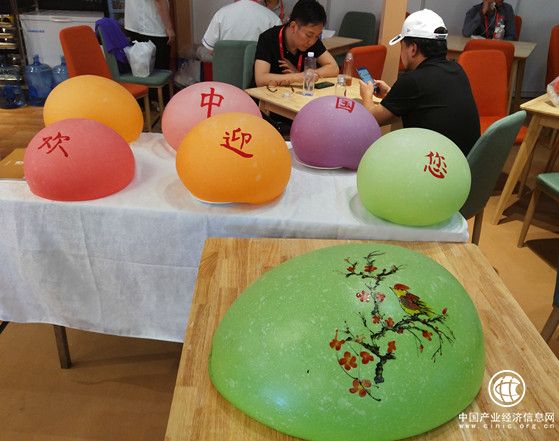 用面團吹成的氣球，上面寫著中國歡迎你。