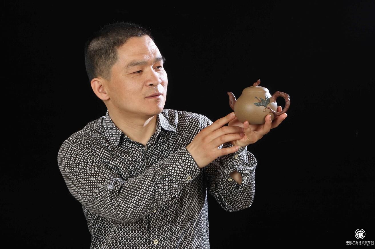 紫韻悠長(zhǎng)--宜興七茶閣范君浩、周成杰紫砂壺藝術(shù)在沈開(kāi)展