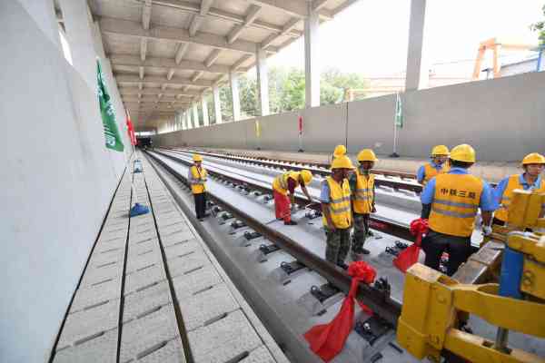 我國(guó)首條智能高鐵京張高鐵全線軌道貫通