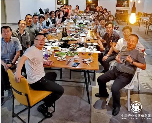 森鷹邊書(shū)平老員工股東大會(huì)寄語(yǔ)員工：形成合力、共同成長(zhǎng)