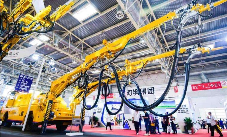 全球首臺雙臂混凝土濕噴機(jī)問世