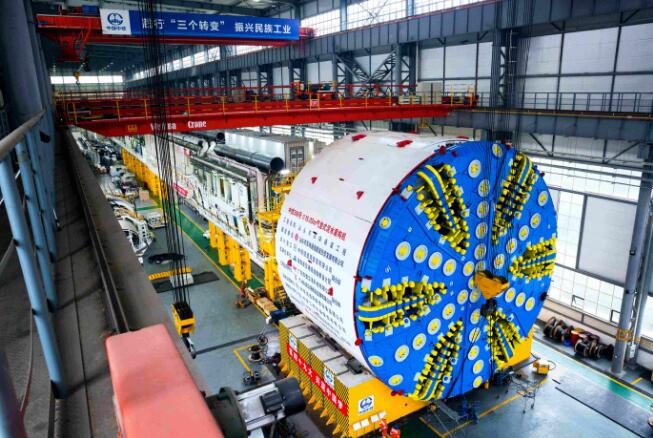 中鐵裝備自主研制的國內(nèi)首臺(tái)15米級(jí)泥水平衡盾構(gòu)機(jī)“中鐵306號(hào)”掘進(jìn)突破1000米