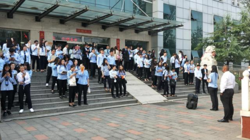 八維教育清晨“英語角”，外教親自做指導(dǎo)