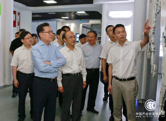 全國(guó)人大常委會(huì)副委員長(zhǎng)王東明參觀考察蘇州金龍海格客車