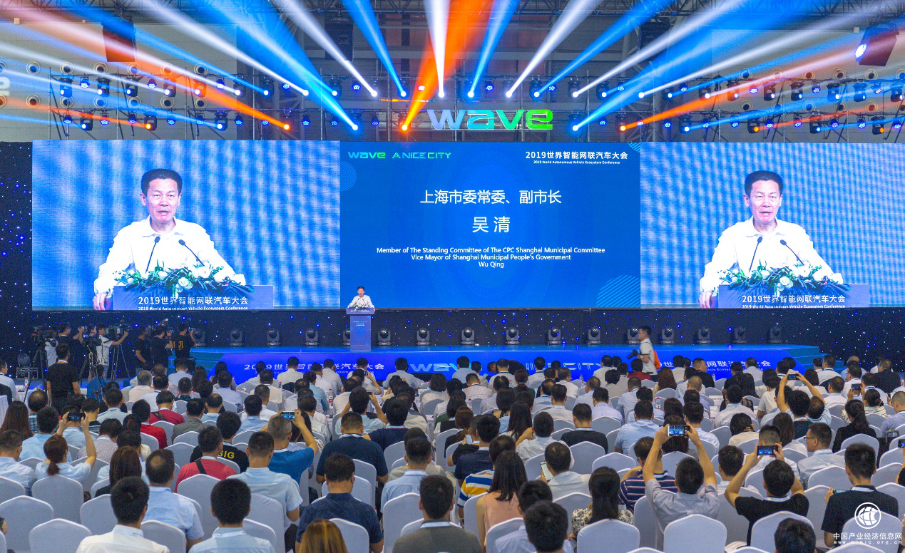 蘇州金龍無人駕駛巴士閃亮2019世界智能網(wǎng)聯(lián)汽車大會