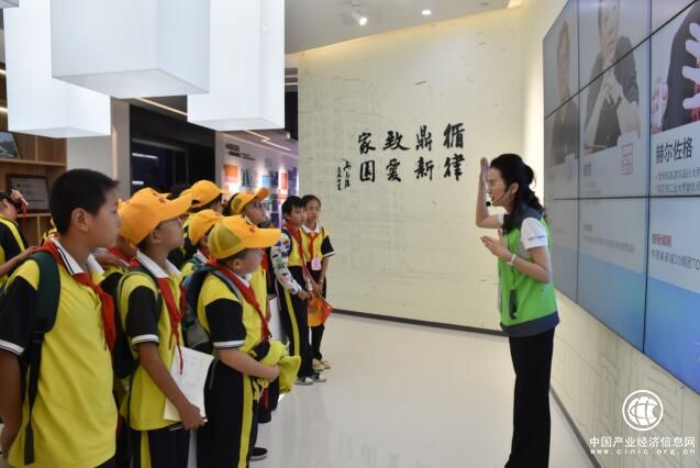 探訪未來之城  領(lǐng)略科技魅力 300人研學團走進中德生態(tài)園