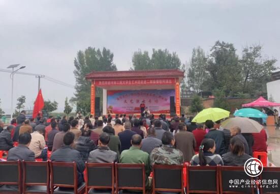 河南工院大學(xué)生藝術(shù)團(tuán)“助力脫貧攻堅文化演出”走進(jìn)二郎廟鎮(zhèn)